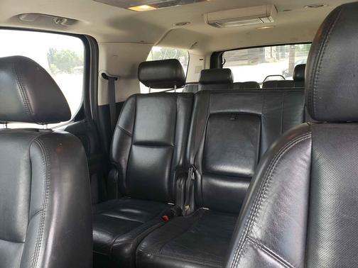 Photo 1 of 7 of 2007 Cadillac Escalade ESV Base